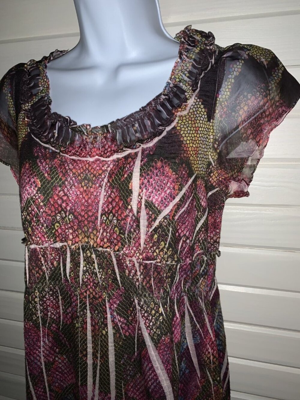 One World Live and Let Live Sz PETITES SMALL PS Top Boho Hippie Ruffle Neck EUC